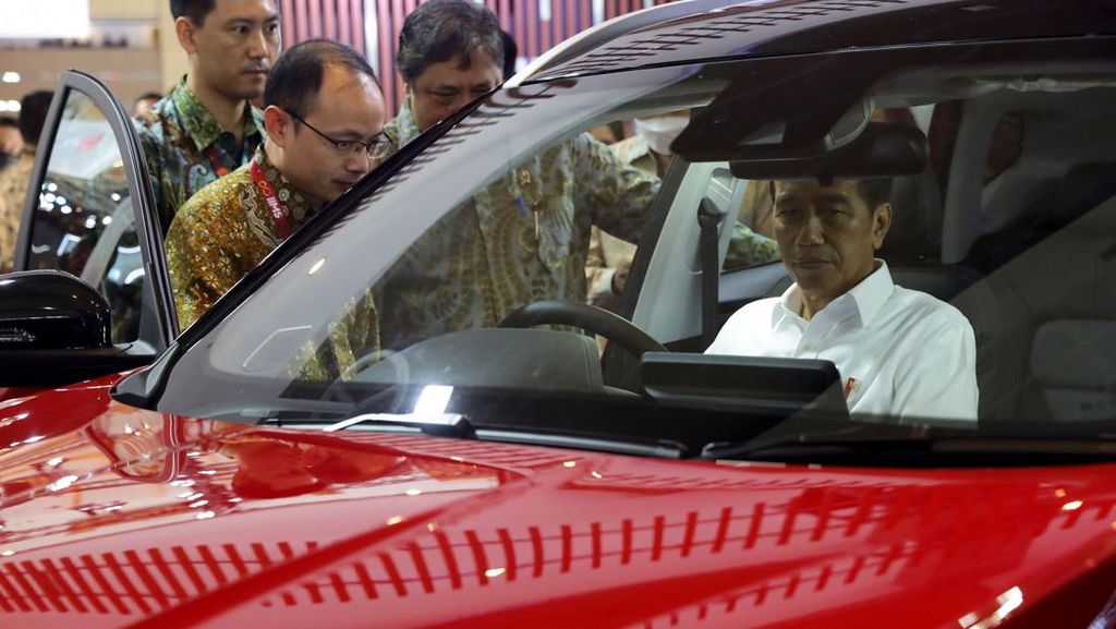 Jokowi juga Kunjungi dan Jajal Mobil Chery