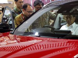 Jokowi juga Kunjungi dan Jajal Mobil Chery