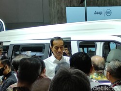 Jokowi Ungkap Motor Listrik Diutamakan Dapat Subsidi, Mobil Belakangan