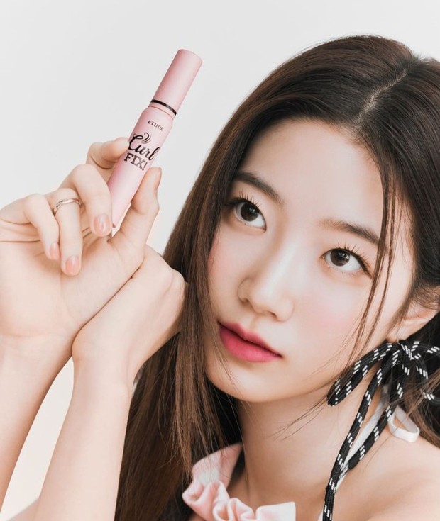 Kazuha LE SSERAFIM untuk Etude/Foto: instagram.com/etudeofficial Potret Kazuha LE SSERAFIM sebagai brand ambassador etude.
