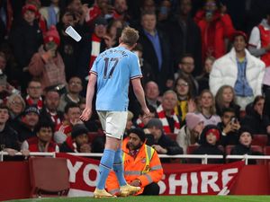 Arsenal vs Man City: FA Selidiki Pelemparan Botol ke Arah De Bruyne