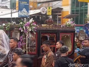 Gibran Naik Kereta Kencana di Kirab Jumenengan PB XIII Gibran Naik Kereta Kencana di Kirab Jumenengan PB XIII