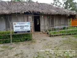 Nasib 36 Siswa SMPN 5 Belajar di Ruangan Berlumpur dengan Atap Daun Lontar