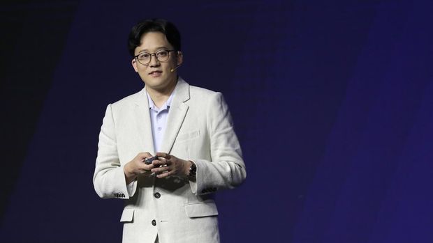CEO SM Entertainment Lee Sung-soo SEOUL, SOUTH KOREA - JUNE 30: Lee Sung-Su aka Chris Lee, CEO of SM Entertainment speaks onstage during LG Electronics - SM Entertainment digital fitness content joint venture brand 'Fitness Candy' launch at Conrad Hotel on June 30, 2022 in Seoul, South Korea. (Photo by Han Myung-Gu/WireImage)