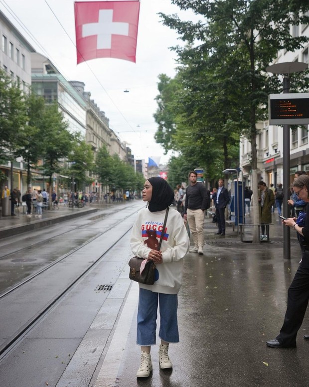 Lesty | Foto: Instagram | @lestykejora Inspirasi gaya ke kantor minimalis ala selebriti Indonesia