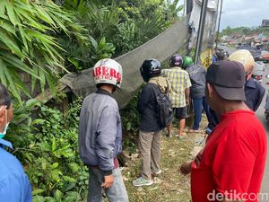 Honda Jazz di Jember Terjun ke Sungai dari Ketinggian 10 Meter