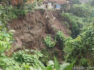 Longsor Ancam Permukiman di Cikentrung Kuningan Longsor Ancam Permukiman di Cikentrung Kuningan