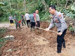 Longsor Dua Titik Timbun Jalur Antarkecamatan di Trenggalek