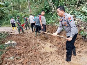 Longsor Dua Titik Timbun Jalur Antarkecamatan di Trenggalek Longsor Dua Titik Timbun Jalur Antarkecamatan di Trenggalek