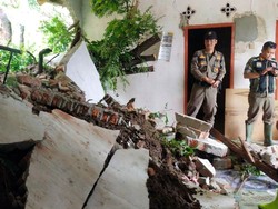 Rumah dan Bangunan SD di Sukabumi Rusak Diterjang Longsor