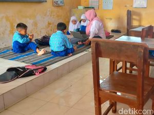 Bengawan Njero Meluap Rendam Sekolah, Siswa Belajar Lesehan-Nyeker