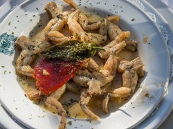 Ini 5 Makanan Aneh di Eropa, Ada Daging Hiu Fermentasi hingga Otak Goreng