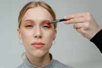 Kalau Mau Terlihat On Point Seharian, 5 Penyebab Makeup Mudah Luntur ...