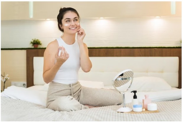 Menggunakan sunscreen/Foto:freepik/frimufilms Menggunakan sunscreen/Foto:freepik/frimufilms