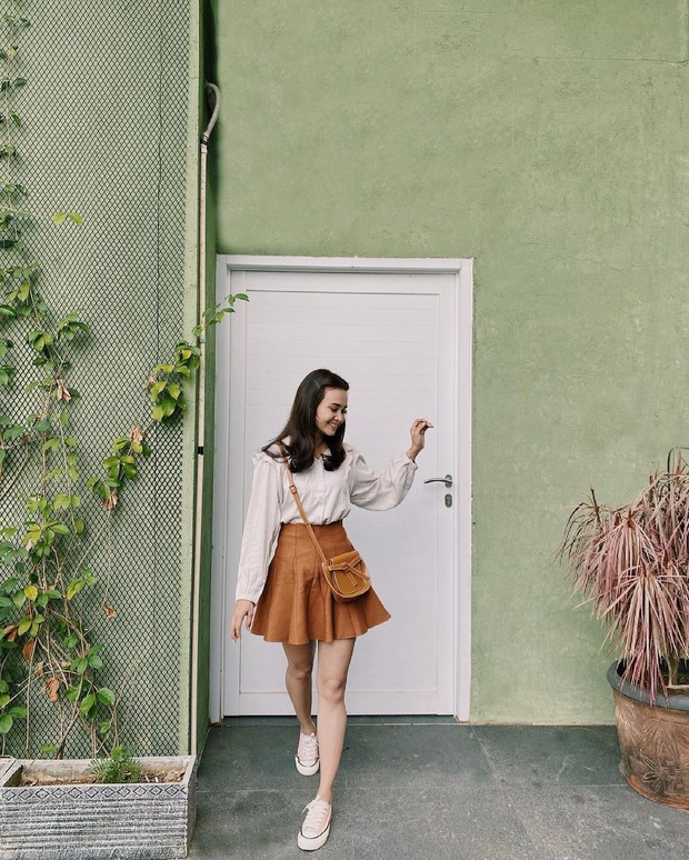 Michelle | Foto: Instagram | @michelleziu Inspirasi gaya ke kantor minimalis ala selebriti Indonesia