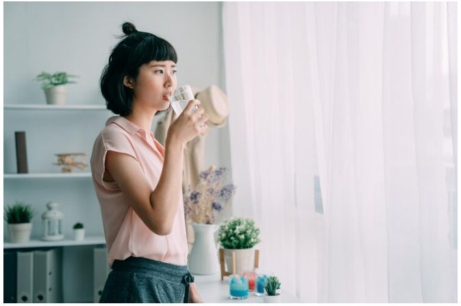 Minum air putih/Foto:freepik/primagefactory
