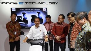 Momen Jokowi Naik Motor Listrik Honda di IIMS 2023