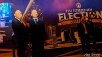Amali dan Iwan Bule berbincang di sela pembukaan KLB PSSI. 
