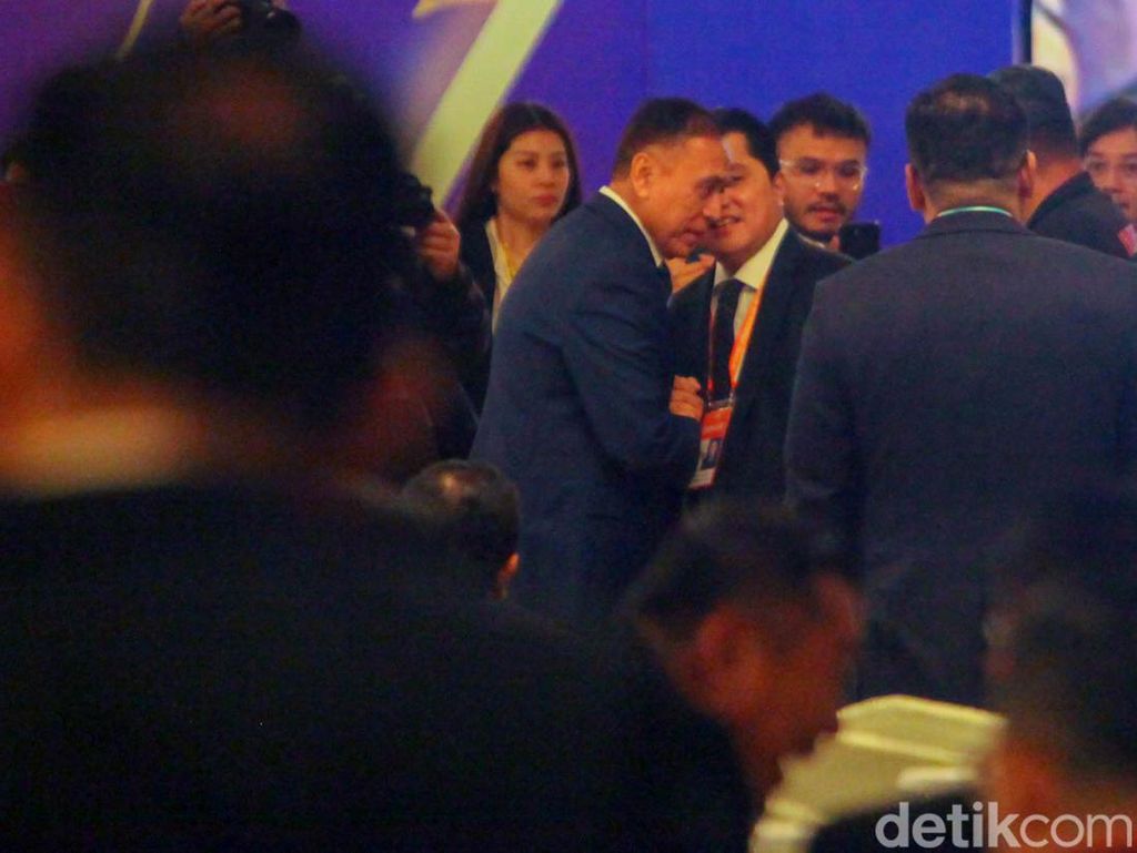 Pelukan Hangat Iwan Bule untuk Ketua Umum PSSI Erick Thohir