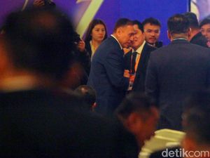 Pelukan Hangat Iwan Bule untuk Ketua Umum PSSI Erick Thohir Pelukan Hangat Iwan Bule untuk Ketua Umum PSSI Erick Thohir