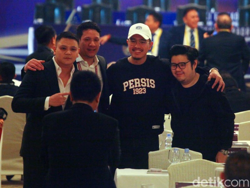 Kongres Luar Biasa (KLB) PSSI secara resmi dibuka di Hotel Shangi-La, Jakarta. Menpora Zainudin Amali dan Ketum PSSI M Iriawan (Iwan Bule) menandai pembukaan dengan memukul gong.