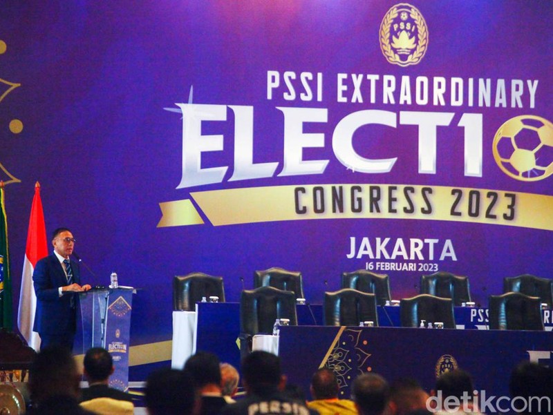 Kongres Luar Biasa (KLB) PSSI secara resmi dibuka di Hotel Shangi-La, Jakarta. Menpora Zainudin Amali dan Ketum PSSI M Iriawan (Iwan Bule) menandai pembukaan dengan memukul gong.