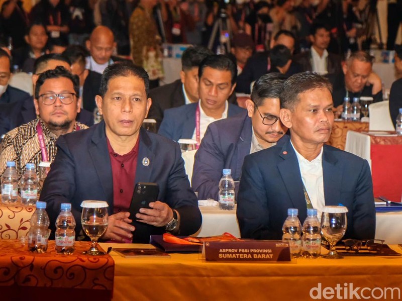 Kongres Luar Biasa (KLB) PSSI secara resmi dibuka di Hotel Shangi-La, Jakarta. Menpora Zainudin Amali dan Ketum PSSI M Iriawan (Iwan Bule) menandai pembukaan dengan memukul gong.