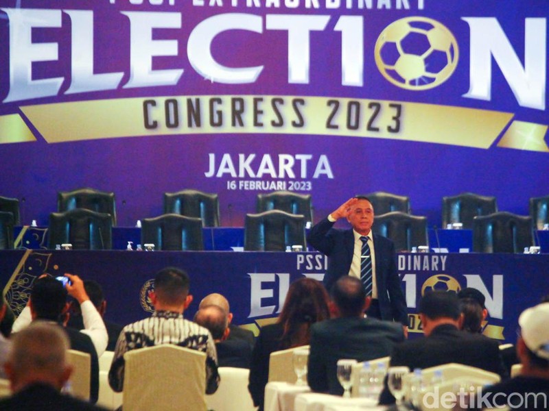 Kongres Luar Biasa (KLB) PSSI secara resmi dibuka di Hotel Shangi-La, Jakarta. Menpora Zainudin Amali dan Ketum PSSI M Iriawan (Iwan Bule) menandai pembukaan dengan memukul gong.