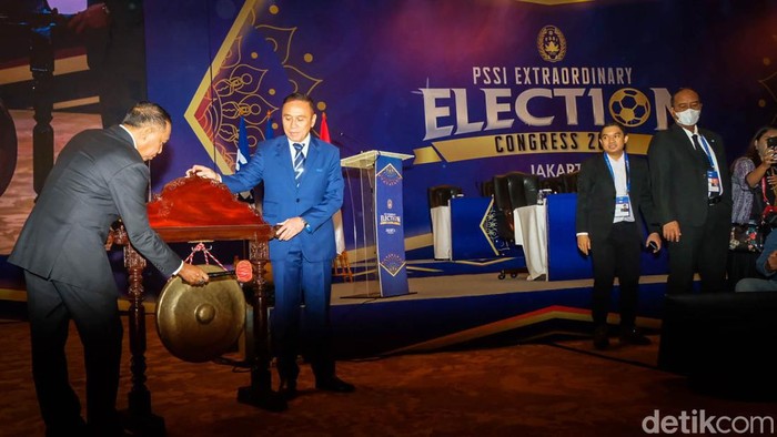Momen Menpora dan Iwan Bule Buka KLB PSSI Kongres Luar Biasa (KLB) PSSI secara resmi dibuka di Hotel Shangi-La, Jakarta. Menpora Zainudin Amali dan Ketum PSSI M Iriawan (Iwan Bule) menandai pembukaan dengan memukul gong.