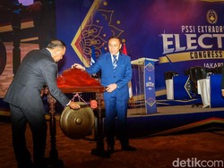 Menpora Zainudin Amali bersama Ketum PSSI M Iriawan alias Iwan Bule memukul gong sebagai tanda pembukaan KLB PSSI di Hotel Shangri-La, Jakarta, Kamis (16/2/2023).