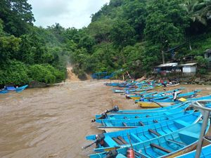Wow! Muncul Air Terjun Dadakan di Pantai Baron Gunungkidul