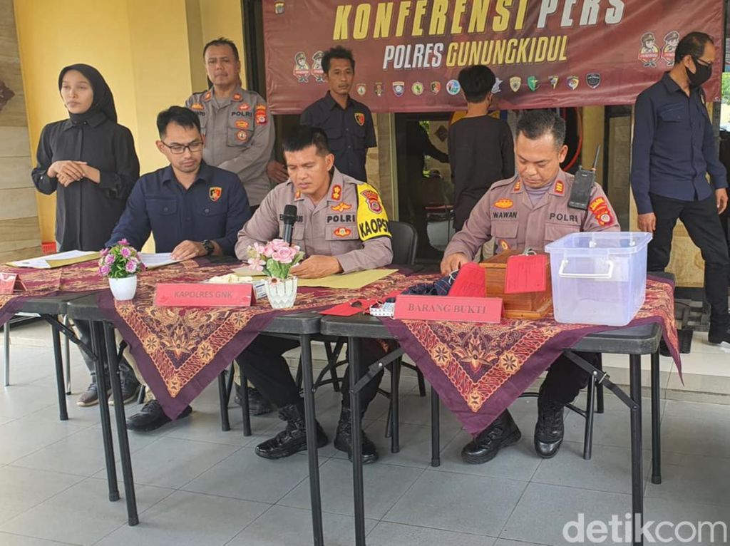 Curi Kontak Infak demi Booking LC, Pria di Gunungkidul Ditangkap Curi Kontak Infak demi Booking LC, Pria di Gunungkidul Ditangkap
