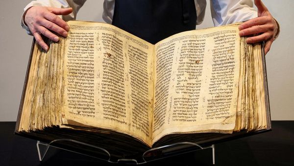 Potret Alkitab Ibrani Tertua di Dunia Bakal Dilelang hingga Rp 758,8 M