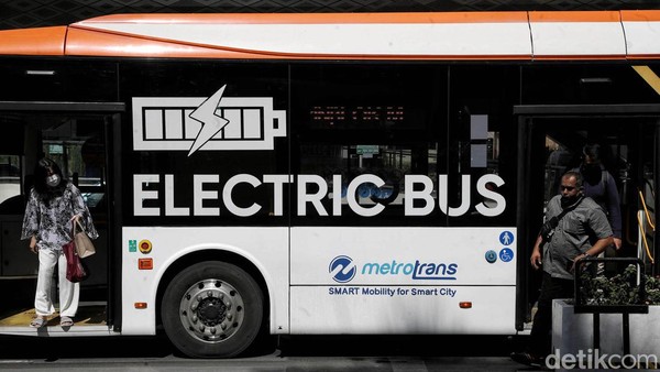 Potret Transportasi Umum yang Bisa Jadi Solusi Macet Ibu Kota Sejumlah warga menggunakan transportasi umum Transjakarta di kawasan Jalan MH Thamrin, Jakarta Pusat, Kamis (16/2/2023). Kemenhub meminta pemerintah daerah di Jabodetabek membuat regulasi yang bisa memaksa masyarakat untuk naik angkutan umum. Hal ini demi mengurangi kemacetan di jalan.