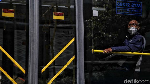 Potret Transportasi Umum yang Bisa Jadi Solusi Macet Ibu Kota Sejumlah warga menggunakan transportasi umum Transjakarta di kawasan Jalan MH Thamrin, Jakarta Pusat, Kamis (16/2/2023). Kemenhub meminta pemerintah daerah di Jabodetabek membuat regulasi yang bisa 'memaksa' masyarakat untuk naik angkutan umum. Hal ini demi mengurangi kemacetan di jalan.