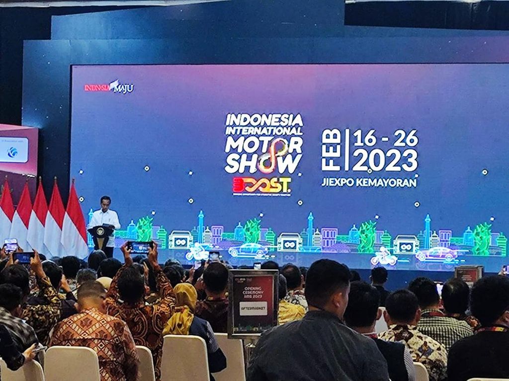 Jokowi: Penjualan Mobil 1 Juta Unit di 2022, Akibatnya Macet di Mana-mana