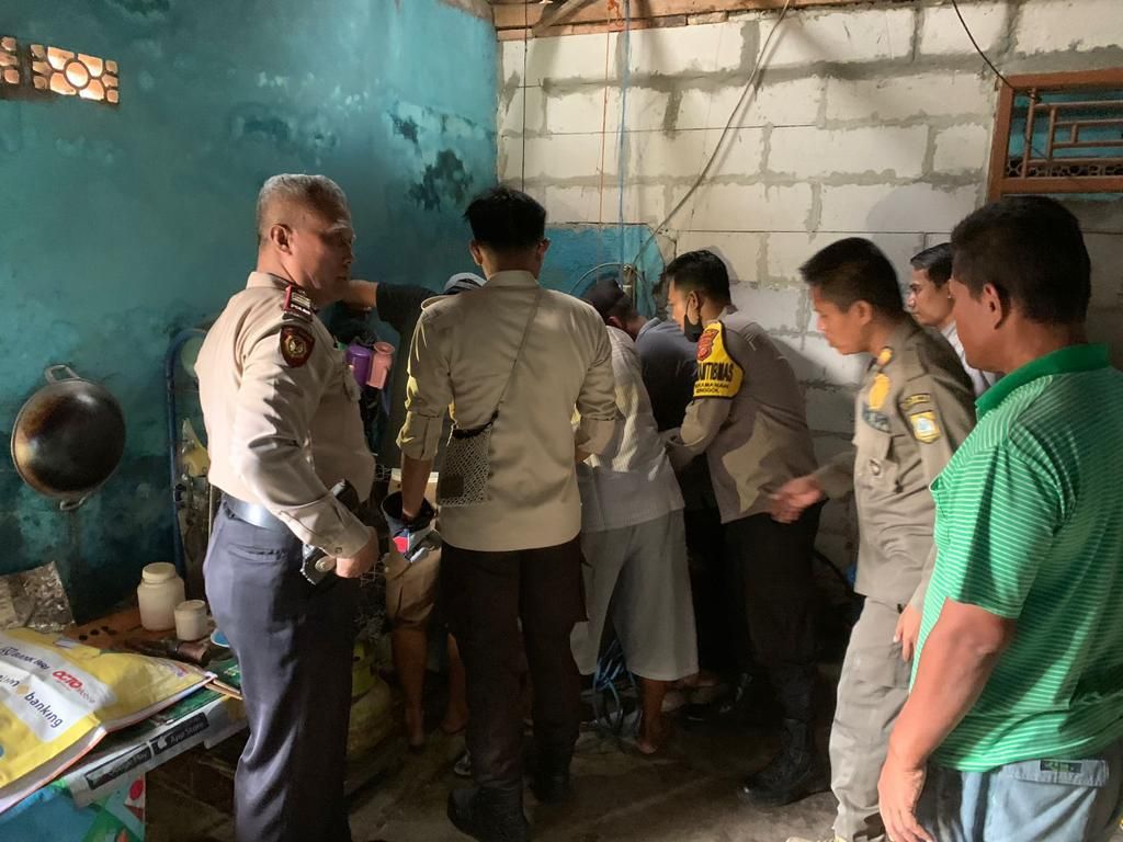 Gegara Terpeleset, Lansia Tewas Terjatuh ke Dalam Sumur di Bogor Gegara Terpeleset, Lansia Tewas Terjatuh ke Dalam Sumur di Bogor