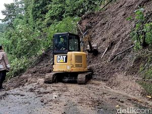 Hujan Sulitkan Proses Evakuasi Longsor di Kawasan Geopark Ciletuh Hujan Sulitkan Proses Evakuasi Longsor di Kawasan Geopark Ciletuh