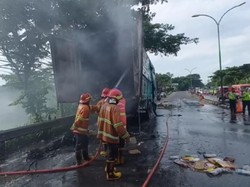 Truk Ekspedisi Terbakar di Pasuruan, Lalin Surabaya-Malang Sempat Tersendat