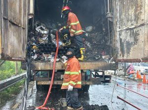 Pemilik Truk Ekspedisi Terbakar di Pasuruan Buka Suara Pemilik Truk Ekspedisi Terbakar di Pasuruan Buka Suara