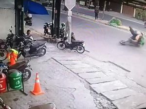 Driver Ojol Terbang Ditabrak Motor saat Nyebrang Jalan di Medan Driver Ojol Terbang Ditabrak Motor saat Nyebrang Jalan di Medan