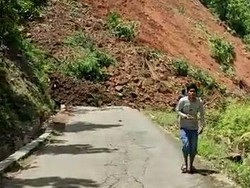 Bukit Longsor di Gedangsari Gunungkidul Tutup Jalan, Warga Memutar 5 Km