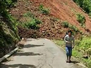 Bukit Longsor di Gedangsari Gunungkidul Tutup Jalan, Warga Memutar 5 Km Bukit Longsor di Gedangsari Gunungkidul Tutup Jalan, Warga Memutar 5 Km