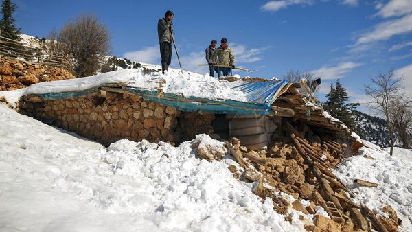 Tumpukan Salju Hambat Evakuasi Korban Gempa di Turki