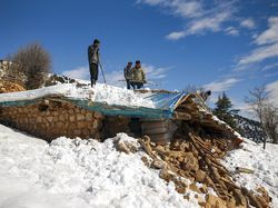 Tumpukan Salju Hambat Evakuasi Korban Gempa di Turki