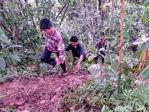 Hindari Material Longsor, Warga Ciwaru Pilih Menyusuri Tebing Curam