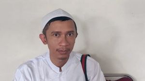 8 Transformasi Aming, Dulu Dandan Cantik Jadi Mina Kini Berpeci & Baju Koko