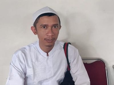 8 Transformasi Aming, Dulu Dandan Cantik Jadi Mina Kini Berpeci & Baju Koko