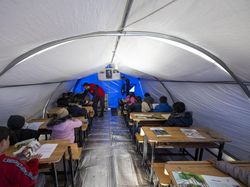 Potret Anak-anak Korban Gempa Turki Lanjutkan Sekolah di Tenda Darurat