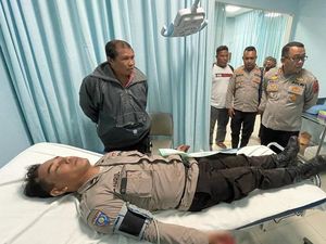 Sadisnya Pria Komodo Tebas Polisi Pakai Parang hingga 2 Jari Putus Sadisnya Pria Komodo Tebas Polisi Pakai Parang hingga 2 Jari Putus